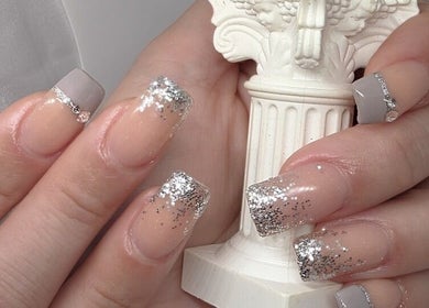 Elegante manicura con brillo en The Cosmic Nails, Bluffton, Carolina Del Sur, US. Perfecta para cualquier ocasión.