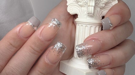 Elegante manicura con brillo en The Cosmic Nails, Bluffton, Carolina Del Sur, US. Perfecta para cualquier ocasión.