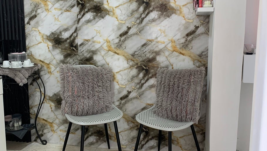 Rincón acogedor con sillas en Studio Rose, Valencia, Carabobo, VE. Decoración elegante y acogedora.
