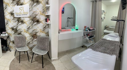 Interior elegante de Studio Rose en Valencia, Carabobo, VE, mostrando área de tratamiento con decoración moderna.