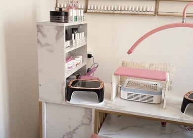 Stazione manicure moderna a Elena Nails, Parabita Puglia IT. Prodotti estetici ben disposti su scaffali.