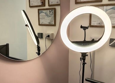 Specchio moderno con lampada ad anello a Elena Nails, Parabita, Puglia, IT.