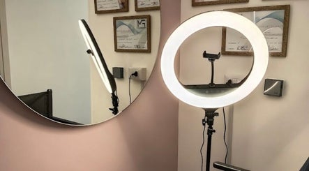 Specchio moderno con lampada ad anello a Elena Nails, Parabita, Puglia, IT.