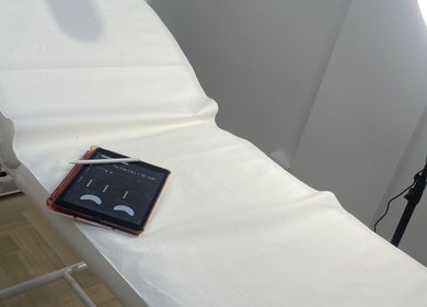Lettino luminoso di Elena Nails, Parabita, Puglia, IT per esperienze di benessere di prima classe.