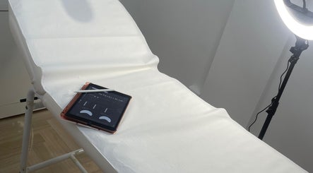 Lettino luminoso di Elena Nails, Parabita, Puglia, IT per esperienze di benessere di prima classe.