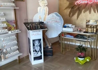 Interno di Elena Nails, Parabita, Puglia, IT con prodotti cosmetici e decorazioni.
