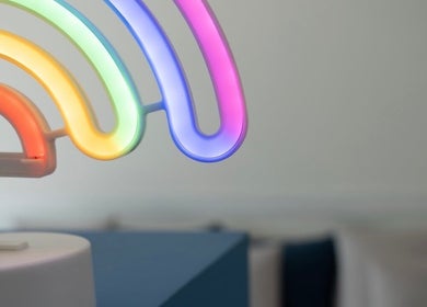 Lampada a forma di arcobaleno colorato presso Come Goccie di Rugiada, Calderino, Bologna, IT.