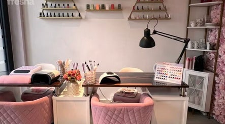 Tables de manucure élégantes chez Manilux, Genève, Genève, CH, avec chaises roses et vernis à ongles.