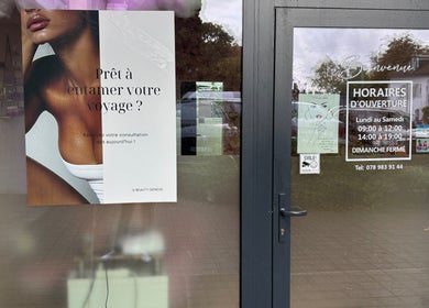 Entrée de Manilux à Genève, Genève, CH avec affiche et horaires visibles sur la porte vitrée.