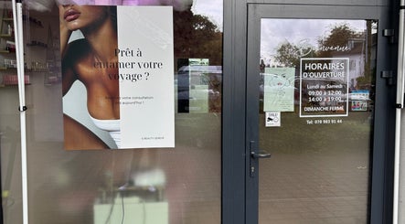 Entrée de Manilux à Genève, Genève, CH avec affiche et horaires visibles sur la porte vitrée.