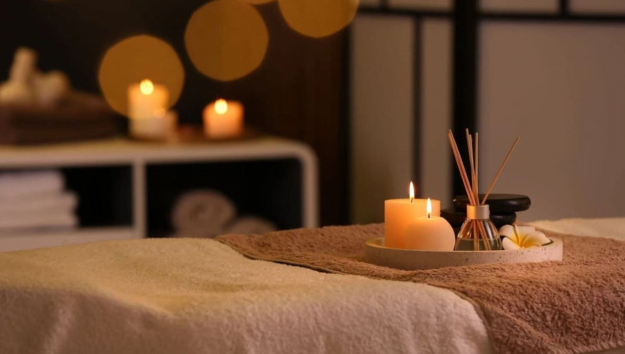 Austin, Texas, US 的 Asian Foot Spa 中放置于按摩床上的蜡烛与香薰。