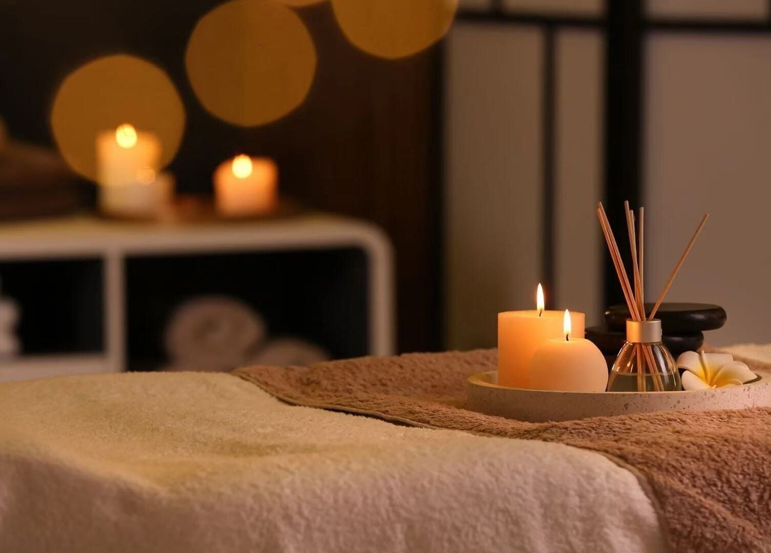 Austin, Texas, US 的 Asian Foot Spa 中放置于按摩床上的蜡烛与香薰。