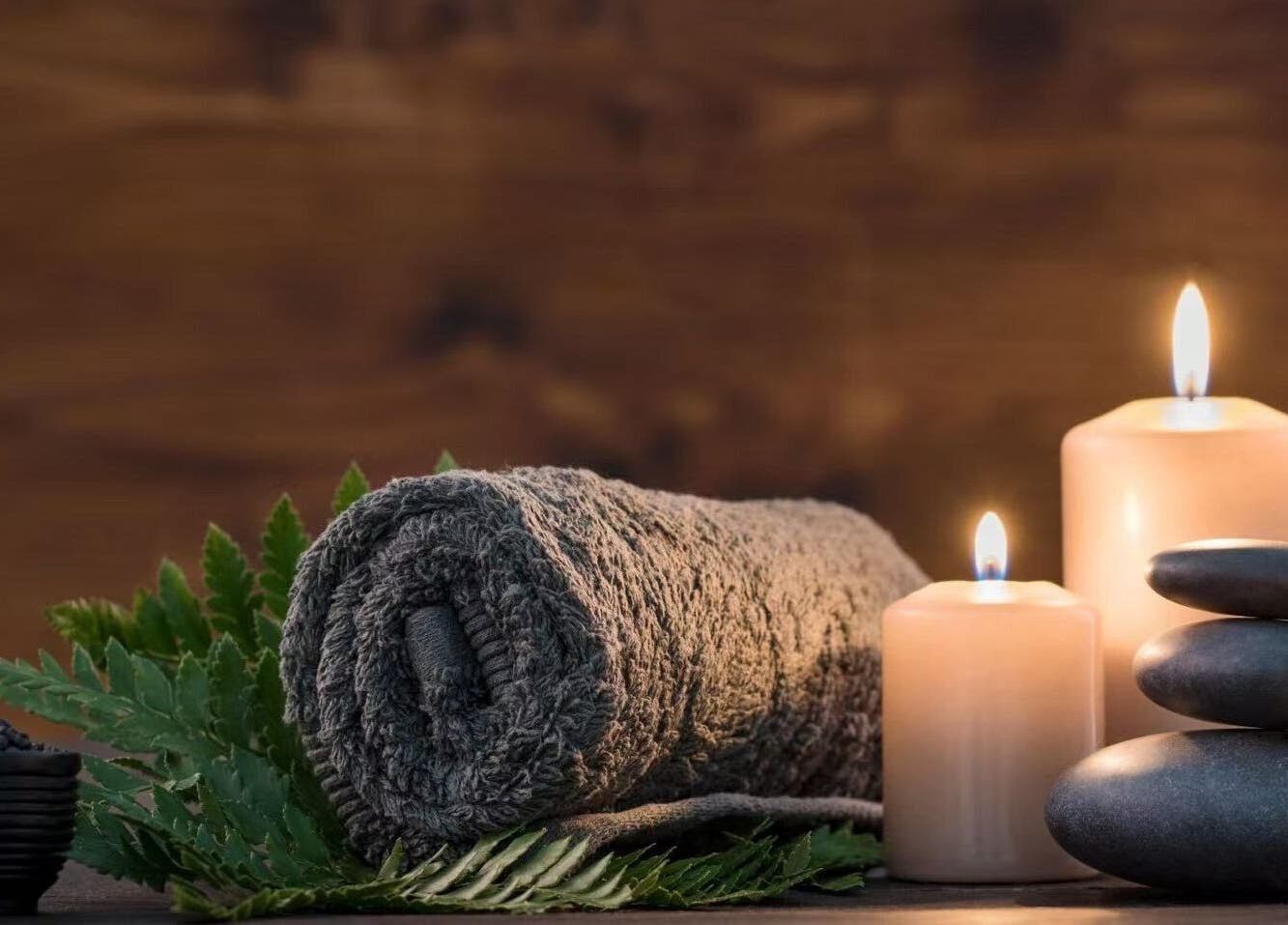 在奥斯汀的Asian Foot Spa中，蜡烛、石头和毛巾营造出宁静的氛围。