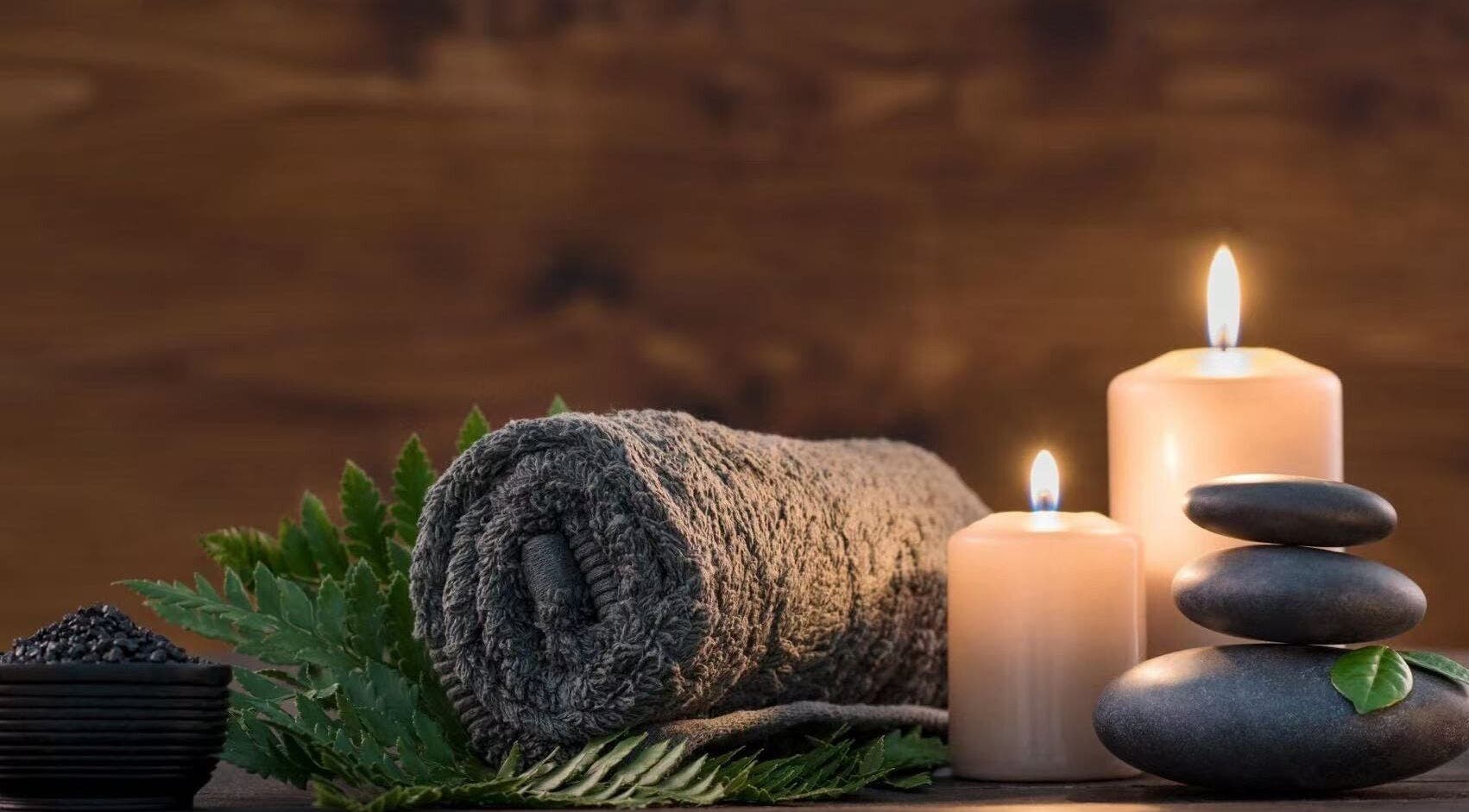 在奥斯汀的Asian Foot Spa中，蜡烛、石头和毛巾营造出宁静的氛围。