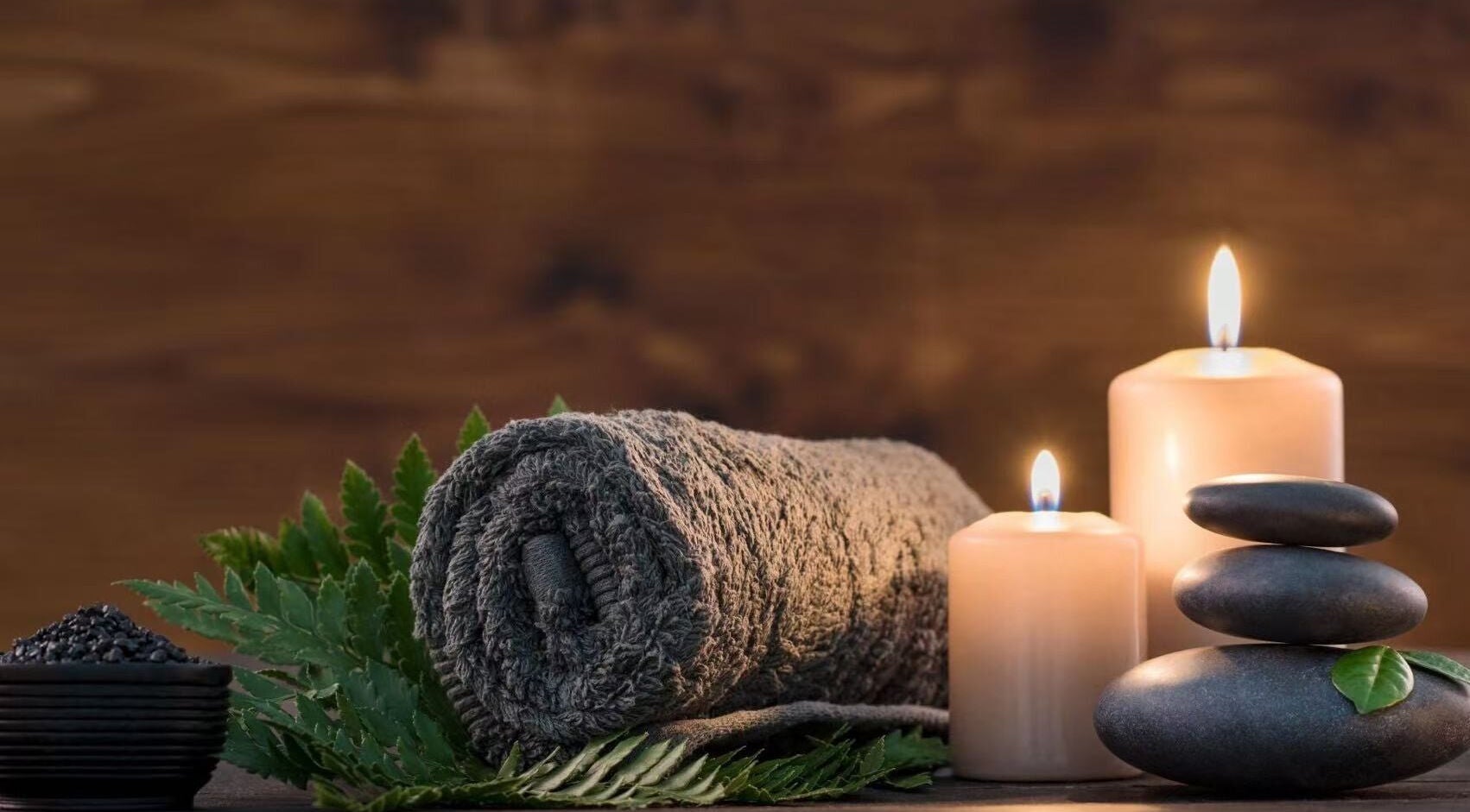 在奥斯汀的Asian Foot Spa中，蜡烛、石头和毛巾营造出宁静的氛围。