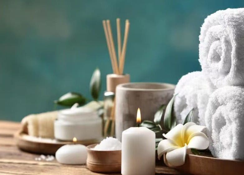 在美国德克萨斯州奥斯汀的Asian Foot Spa展示香薰蜡烛、毛巾和芳香疗法。