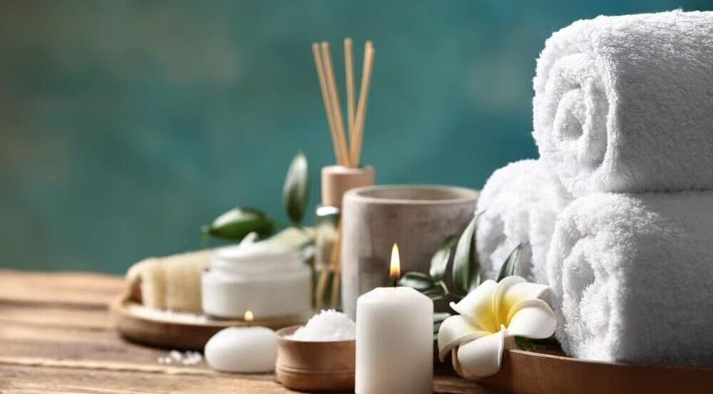 在美国德克萨斯州奥斯汀的Asian Foot Spa展示香薰蜡烛、毛巾和芳香疗法。