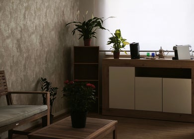 Sala de espera elegante em Mudrãh, Oliveira De Azeméis, Aveiro, PT, com plantas e mobiliário moderno.