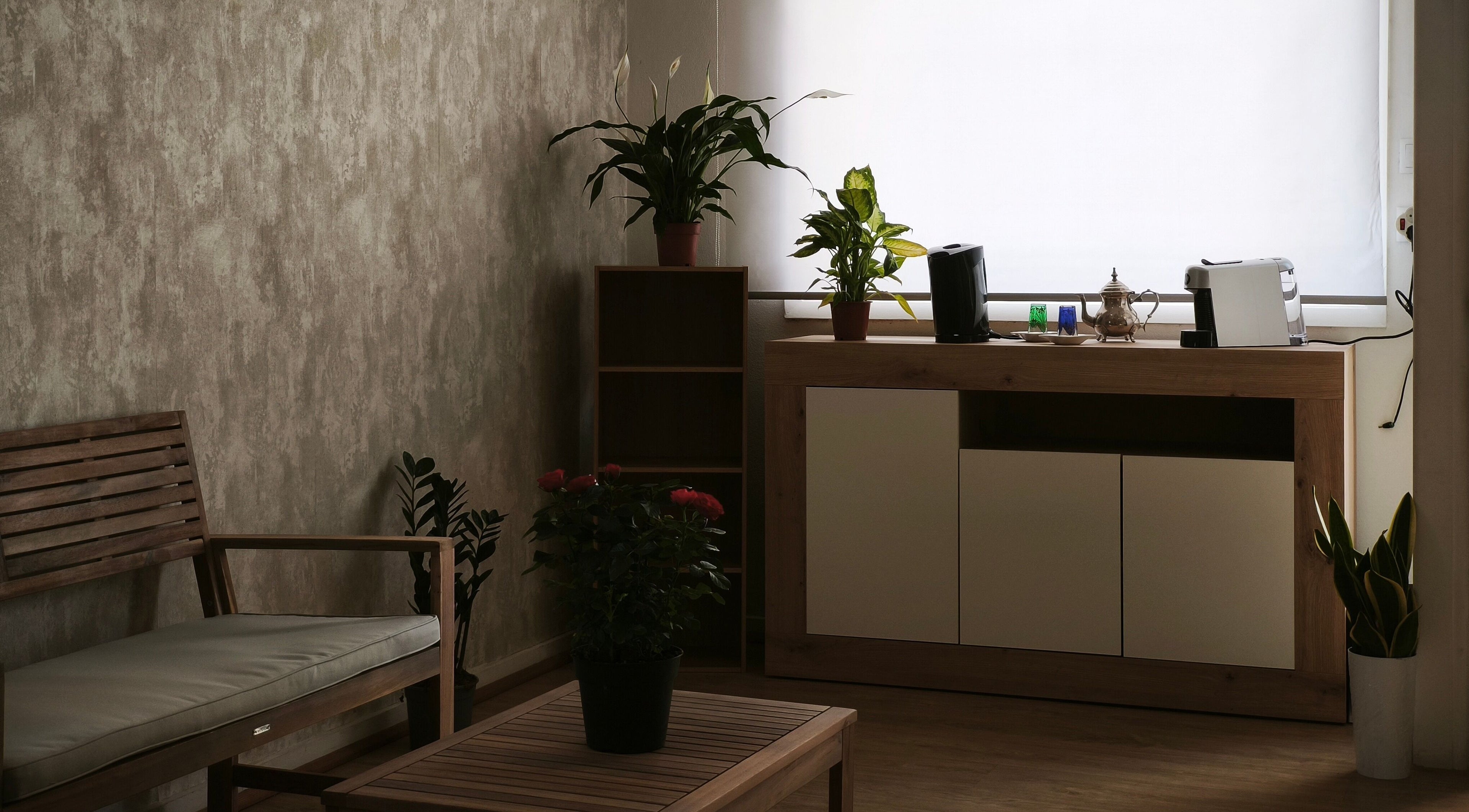 Sala de espera elegante em Mudrãh, Oliveira De Azeméis, Aveiro, PT, com plantas e mobiliário moderno.