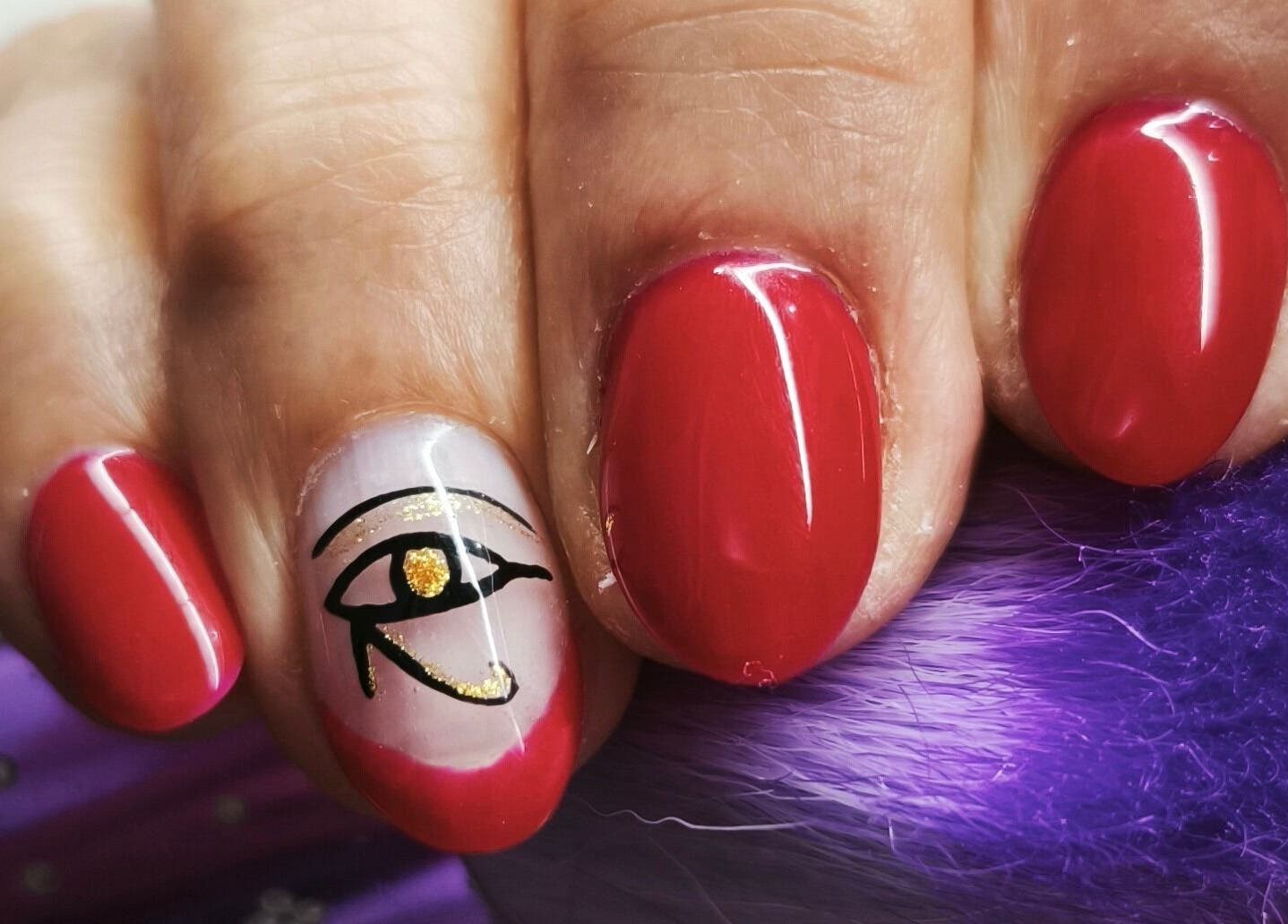 Unhas vermelhas com arte egípcia no polegar em Mudrãh, Oliveira De Azeméis, Aveiro, PT.