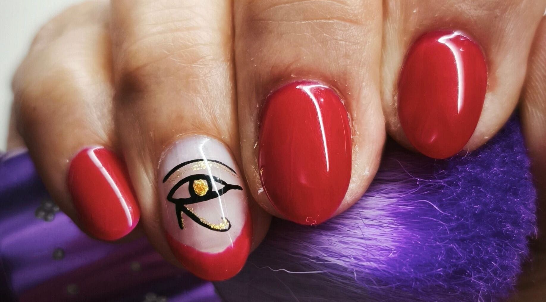 Unhas vermelhas com arte egípcia no polegar em Mudrãh, Oliveira De Azeméis, Aveiro, PT.