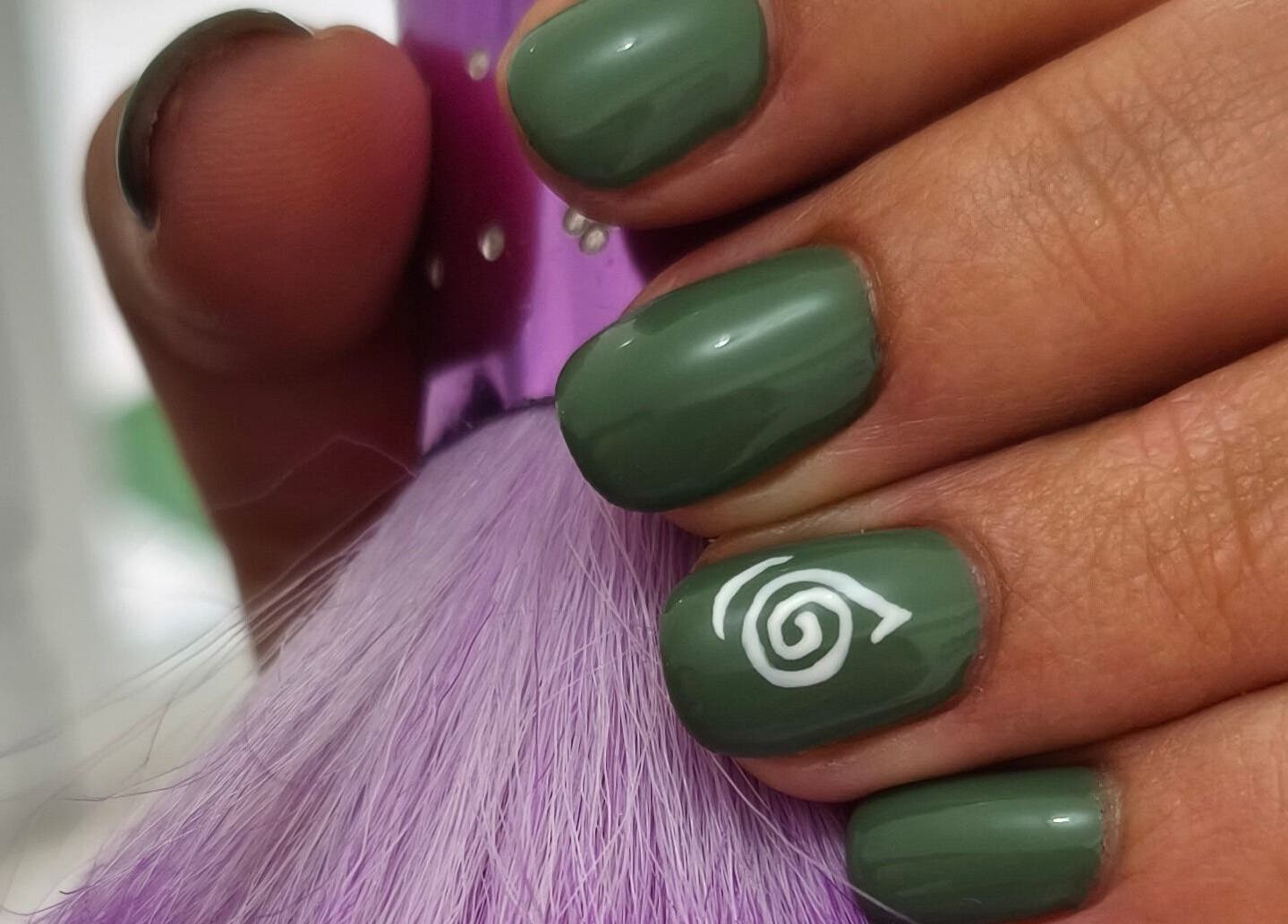 Unhas com esmalte verde e design espiral no Mudrãh, Oliveira De Azeméis, Aveiro, PT.