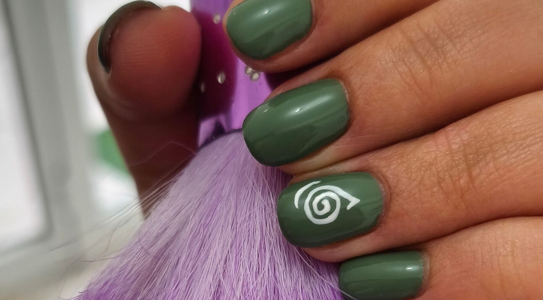 Unhas com esmalte verde e design espiral no Mudrãh, Oliveira De Azeméis, Aveiro, PT.