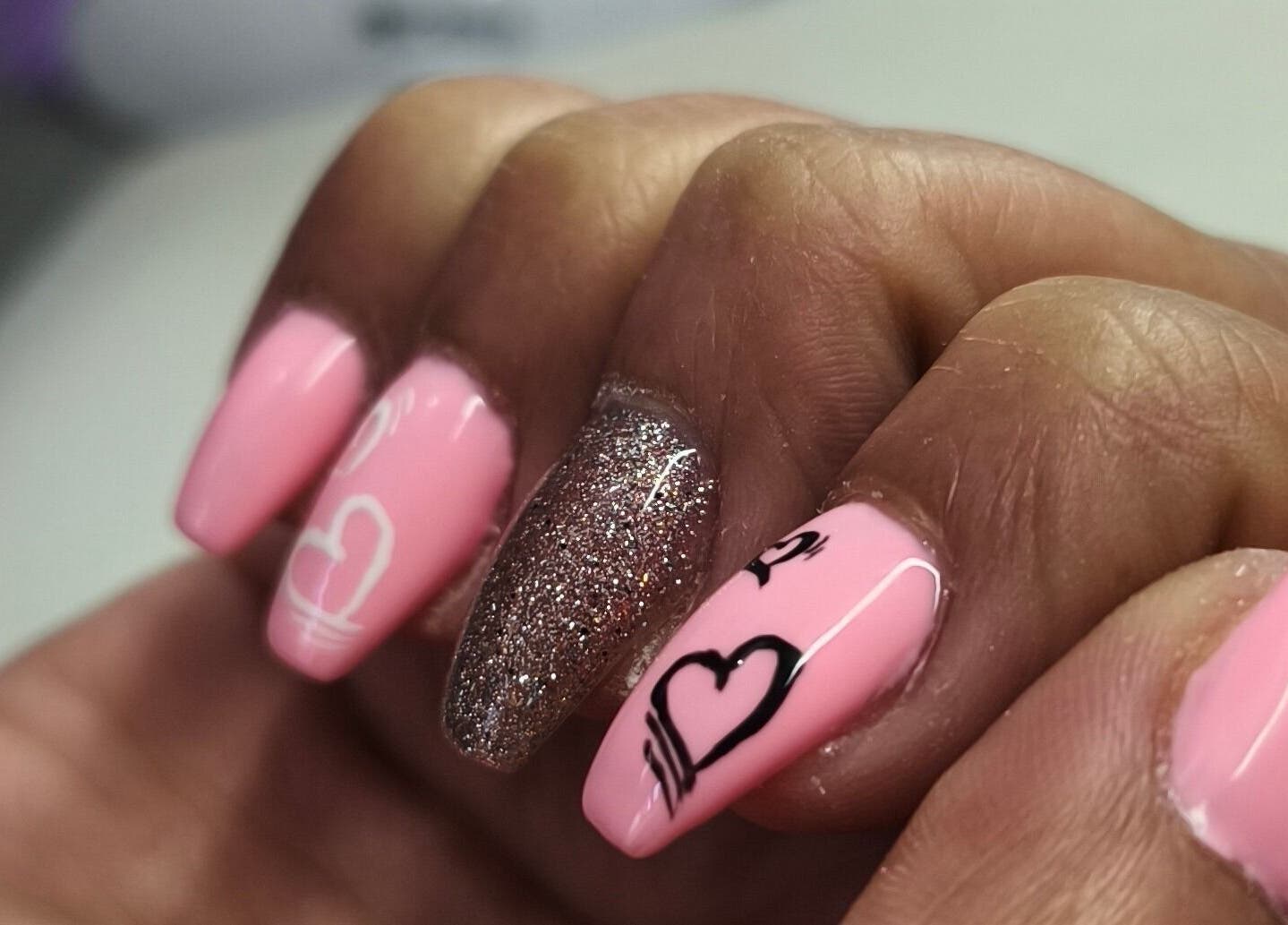 Unhas artísticas cor-de-rosa com glitter em Mudrãh, Oliveira De Azeméis, Aveiro, PT.