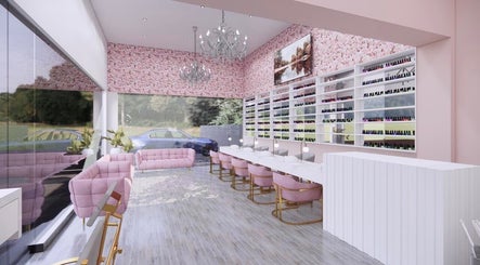 Interior elegante de Annastacia Beauty Room en Ciudad Victoria, Tamaulipas, MX con decoración rosada y muebles modernos.