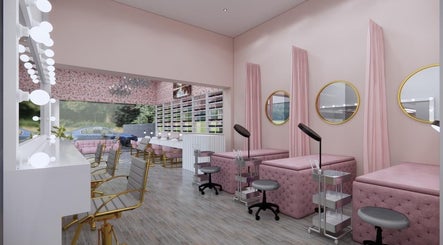 Interior elegante de Annastacia Beauty Room en Ciudad Victoria, Tamaulipas, MX con decoración rosada y espejos dorados.