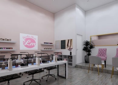 Interior de Annastacia Beauty Room en Ciudad Victoria, Tamaulipas, MX. Elegante decoración y sillas rosas.