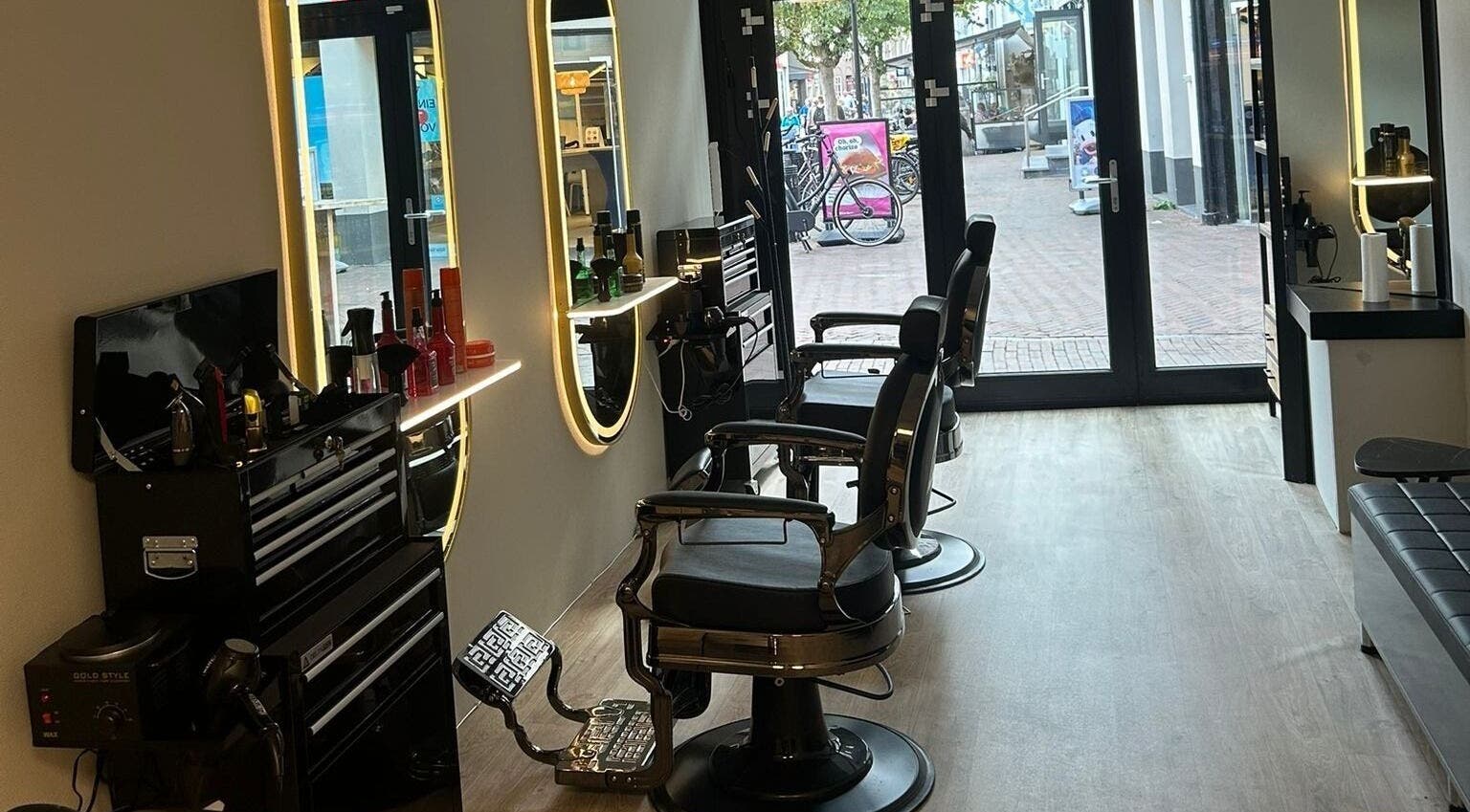Moderne salon met kappersstoelen bij Schaar & Ziel in Harderwijk, Gelderland, NL.