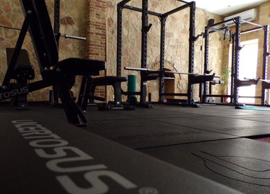 Attrezzature da palestra di Gym Team A.S.D. a San Severo, Puglia, IT, in un ambiente con mattoni a vista.