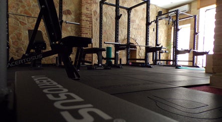 Attrezzature da palestra di Gym Team A.S.D. a San Severo, Puglia, IT, in un ambiente con mattoni a vista.