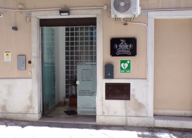 Ingresso principale di Gym Team A.S.D. a San Severo, Puglia, IT, con logo e segnaletica.