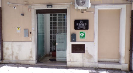 Ingresso principale di Gym Team A.S.D. a San Severo, Puglia, IT, con logo e segnaletica.