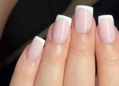 Manucure française élégante réalisée chez Pey_beauty, Linas, Île-de-France, FR.