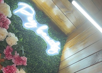 Mur végétal avec logo Pey_beauty et fleurs à Linas, Île-de-France, FR.