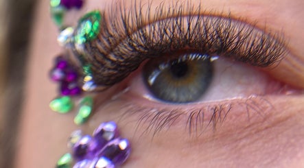 Primer plano de ojo con pestañas decoradas en Yurlash, Azuqueca De Henares, Castilla-la Mancha, ES.