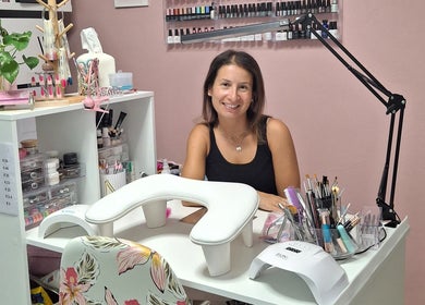 Professionista sorridente al Nails da Francesca, Fagagna, Udine, IT con strumenti per manicure.