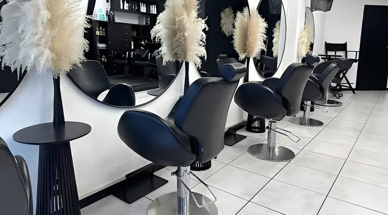 Moderne saloninrichting bij Beauty by Zehra in Oost, Noord-holland, NL met luxe stoelen en spiegels.