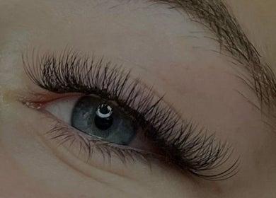 Cils volumineux chez Salon les Sublimes, Saint-Hyacinthe, Québec, CA. Beauté et soin des yeux naturels.
