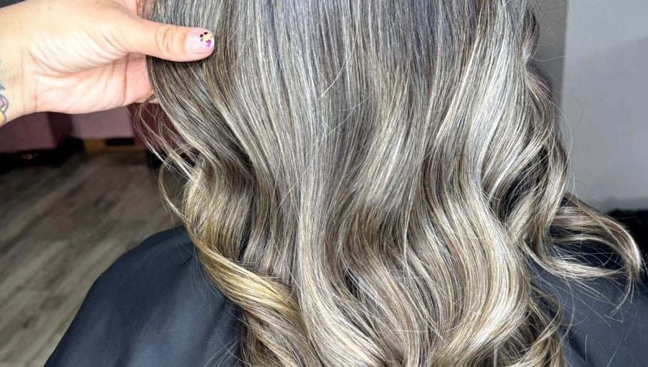 Peinado elegante en Cottas Beauty, Peñalolén, Región Metropolitana, CL. Cabello ondulado y brillante.