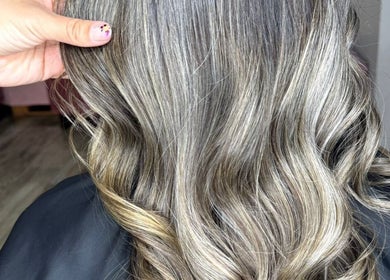 Peinado elegante en Cottas Beauty, Peñalolén, Región Metropolitana, CL. Cabello ondulado y brillante.
