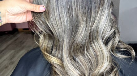 Peinado elegante en Cottas Beauty, Peñalolén, Región Metropolitana, CL. Cabello ondulado y brillante.