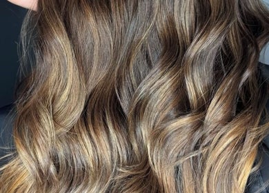 Cabello ondulado con reflejos en cottas beauty, Peñalolén, Región Metropolitana, CL.