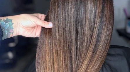 Cabello liso y brillante en Cottas Beauty, Peñalolén, Región Metropolitana, CL.
