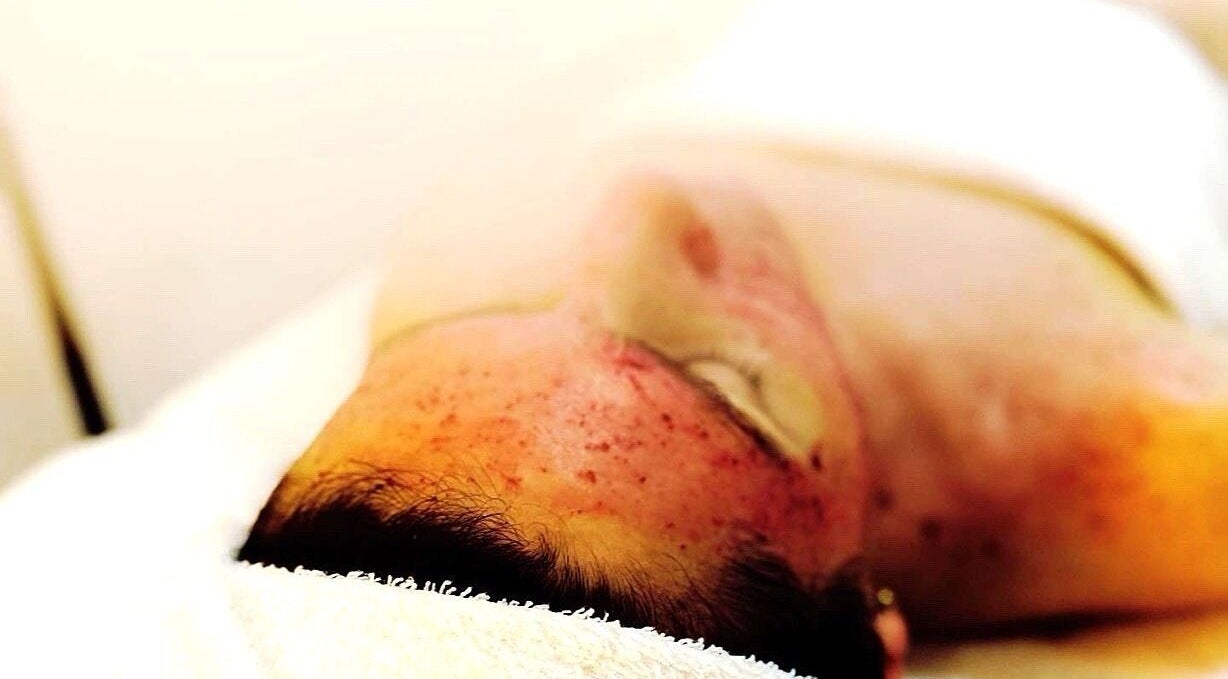 Ansiktsbehandling på Jac Ferrer wellness, Stockholm, Stockholms Län. Hudvård och avkoppling i fokus.