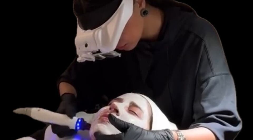 Professionell ansiktsbehandling på Jac Ferrer wellness i Stockholm, Stockholms Län, SE. Avancerad hudvård i fokus.