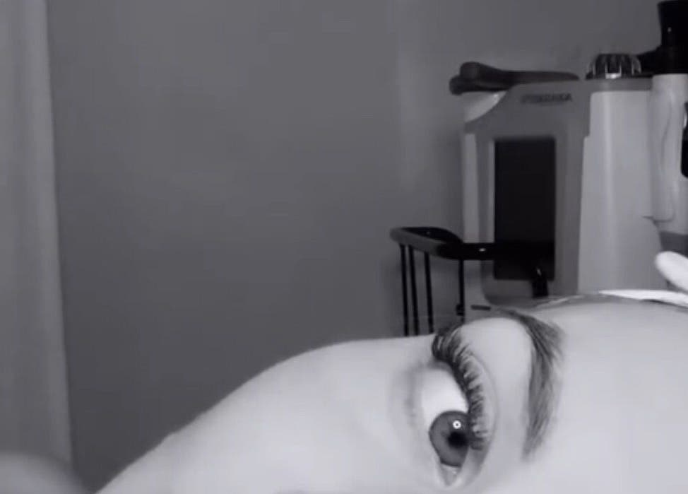 Avslappnad kund på Jac Ferrer wellness i Stockholm, Stockholms Län, SE, redo för behandling.